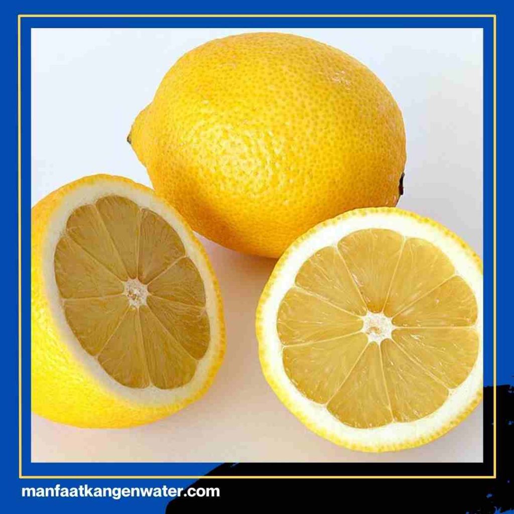 Manfaat air putih dicampur irisan lemon